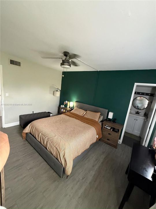 Recently Sold: $320,000 (2 beds, 2 baths, 994 Square Feet)