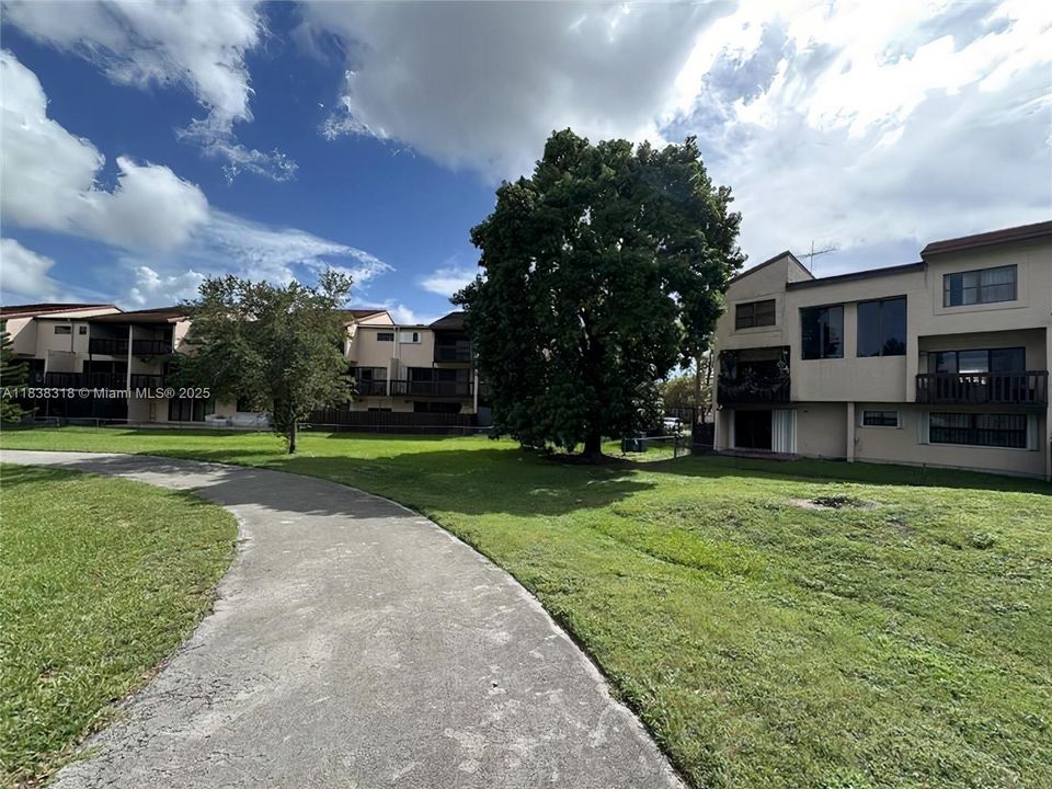 Recently Sold: $320,000 (2 beds, 2 baths, 994 Square Feet)