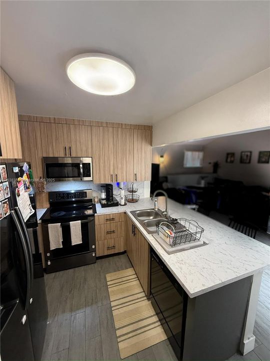 Recently Sold: $320,000 (2 beds, 2 baths, 994 Square Feet)