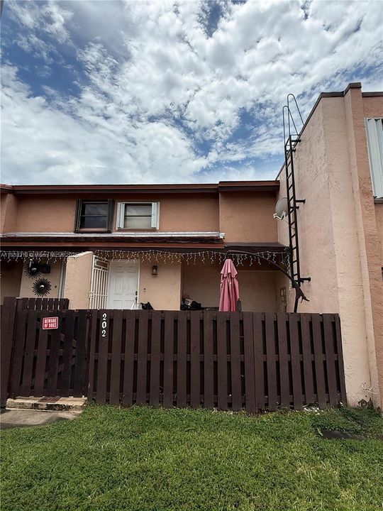 Recently Sold: $320,000 (2 beds, 2 baths, 994 Square Feet)