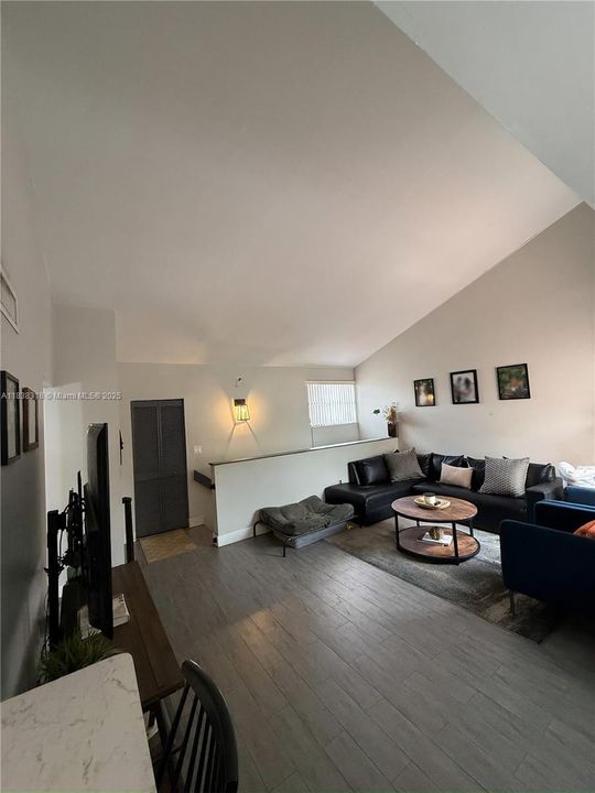 Recently Sold: $320,000 (2 beds, 2 baths, 994 Square Feet)