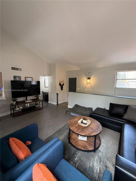 Recently Sold: $320,000 (2 beds, 2 baths, 994 Square Feet)