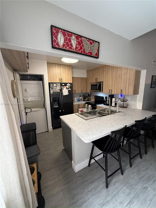 Recently Sold: $320,000 (2 beds, 2 baths, 994 Square Feet)