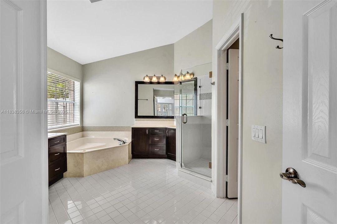 Activo con contrato: $1,050,000 (5 camas, 3 baños, 2956 Pies cuadrados)