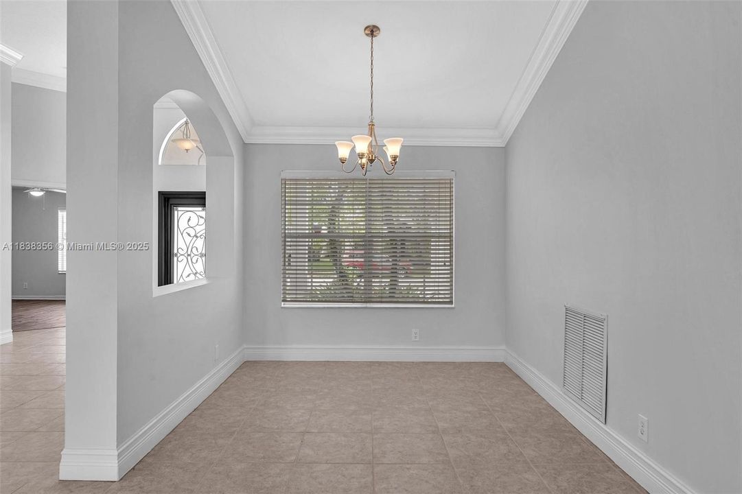 Activo con contrato: $1,050,000 (5 camas, 3 baños, 2956 Pies cuadrados)