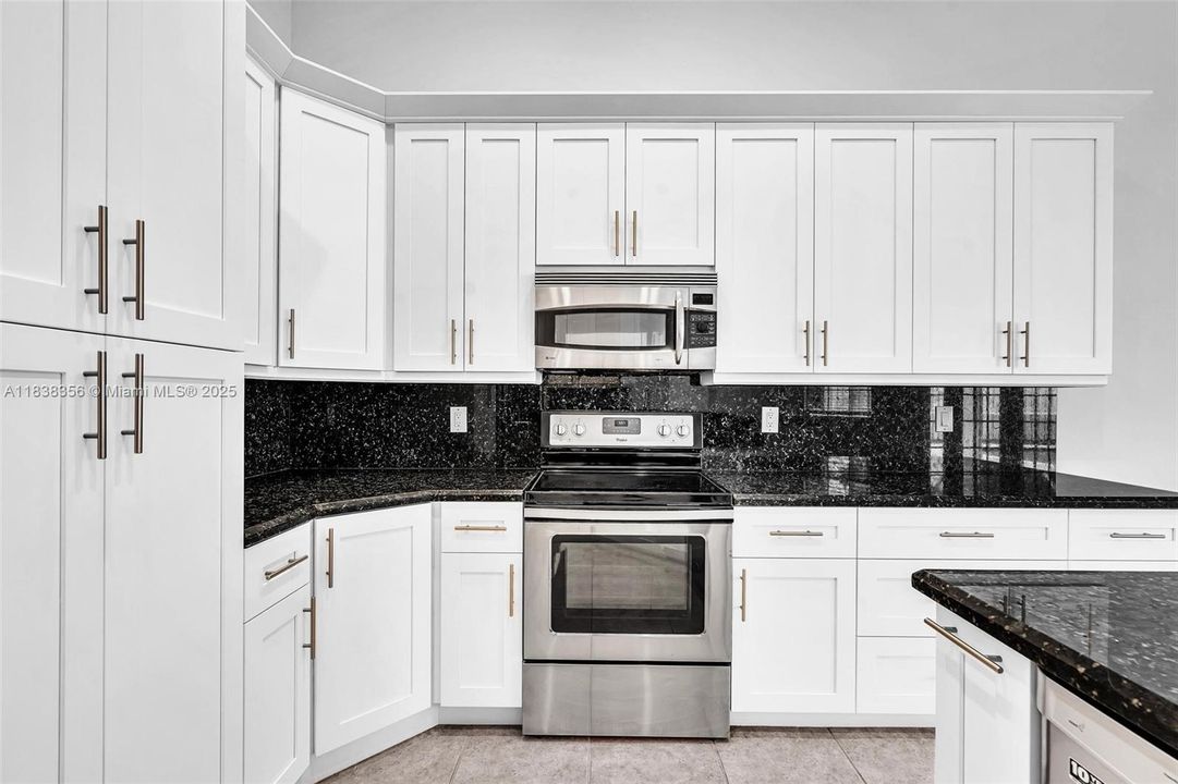 Activo con contrato: $1,050,000 (5 camas, 3 baños, 2956 Pies cuadrados)