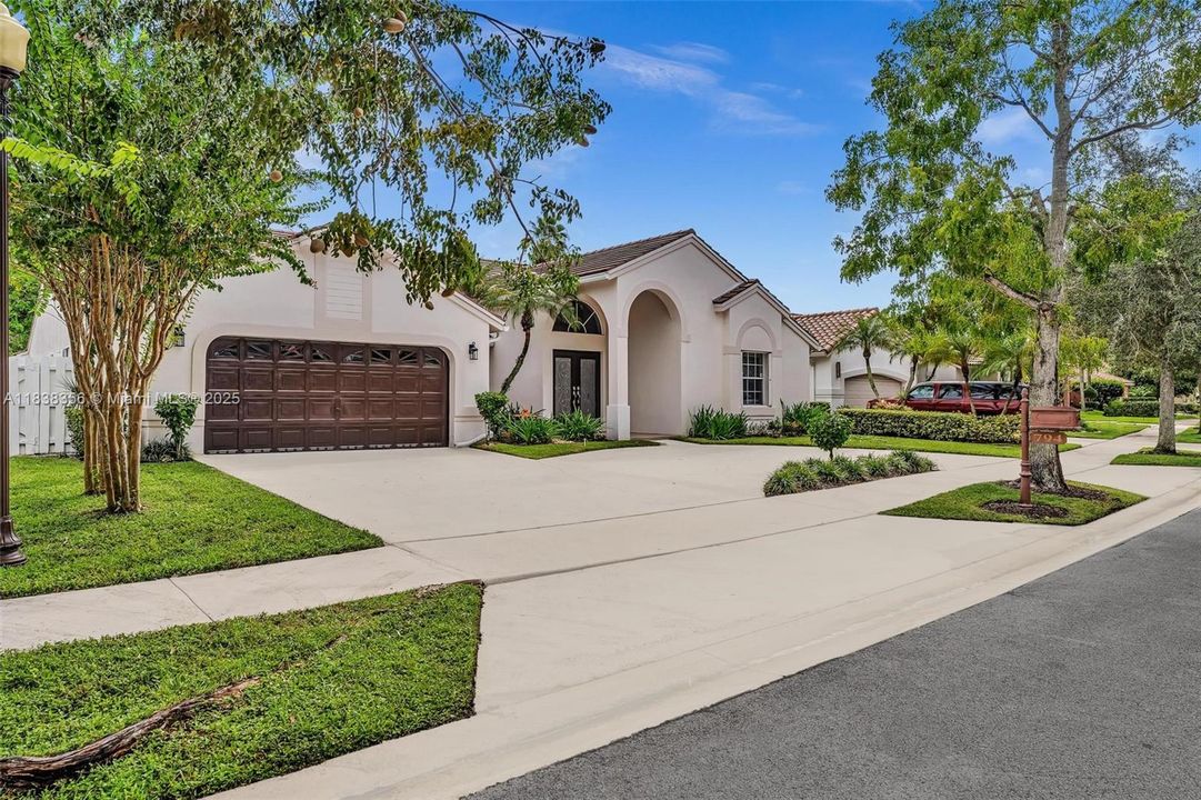 Activo con contrato: $1,050,000 (5 camas, 3 baños, 2956 Pies cuadrados)