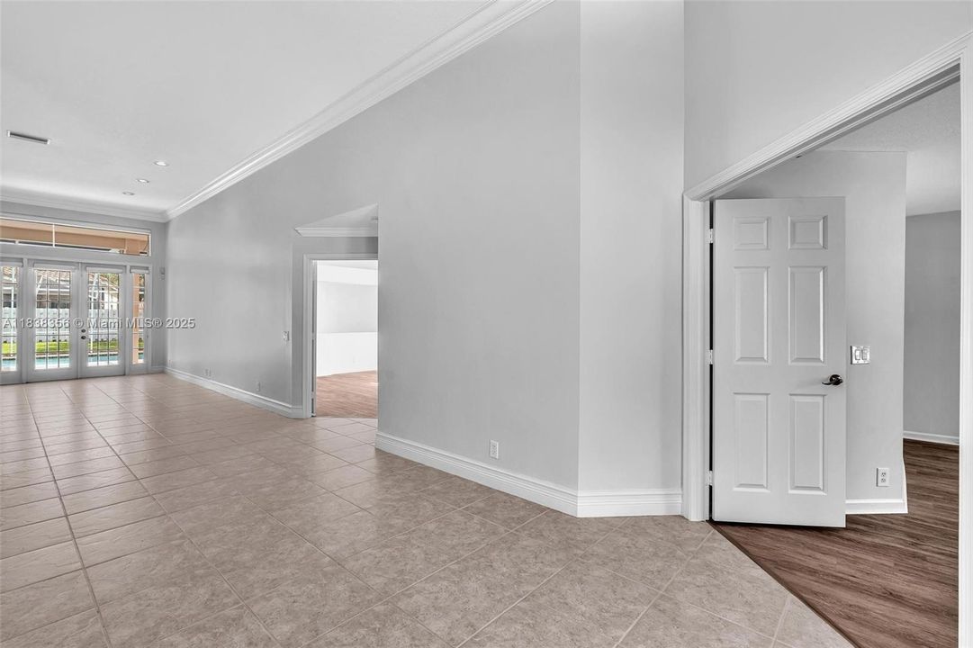 Activo con contrato: $1,050,000 (5 camas, 3 baños, 2956 Pies cuadrados)