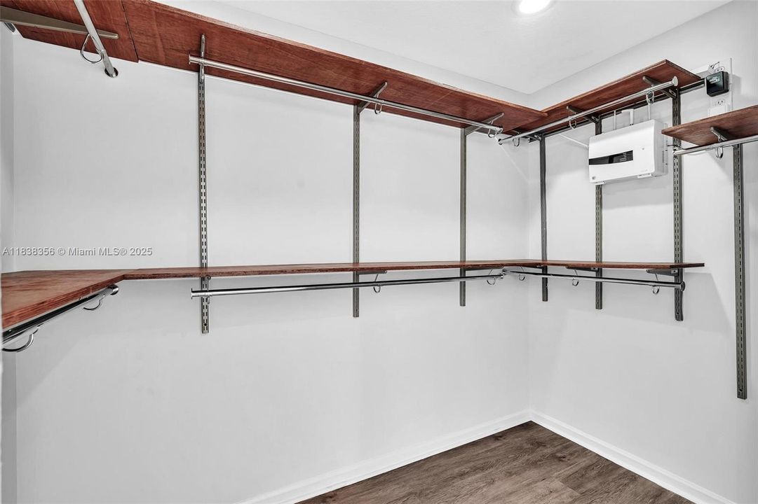 Activo con contrato: $1,050,000 (5 camas, 3 baños, 2956 Pies cuadrados)