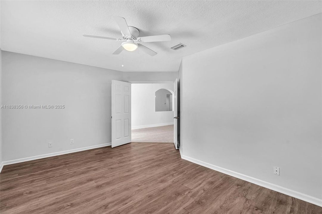 Activo con contrato: $1,050,000 (5 camas, 3 baños, 2956 Pies cuadrados)