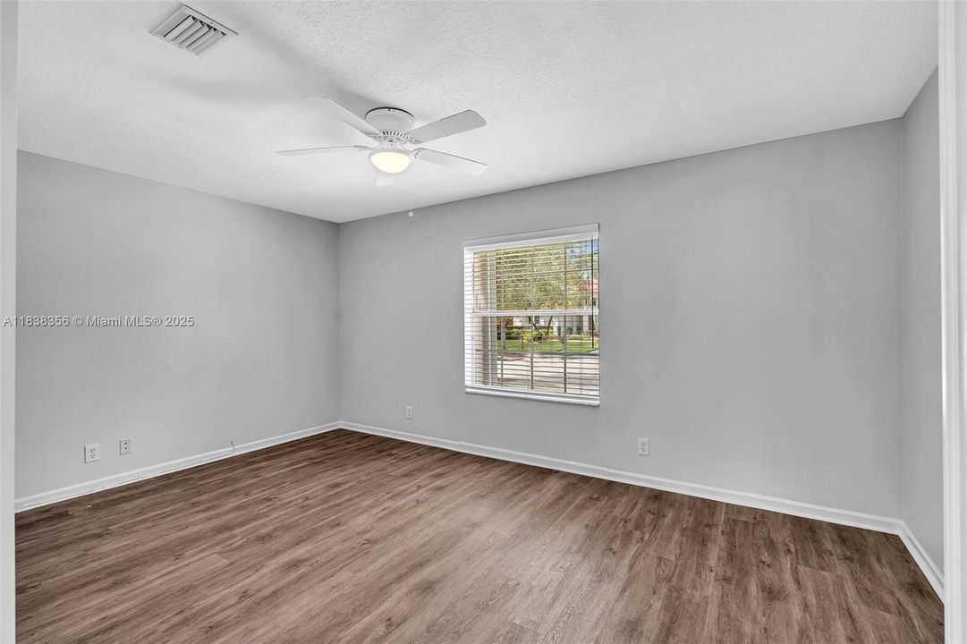 Activo con contrato: $1,050,000 (5 camas, 3 baños, 2956 Pies cuadrados)