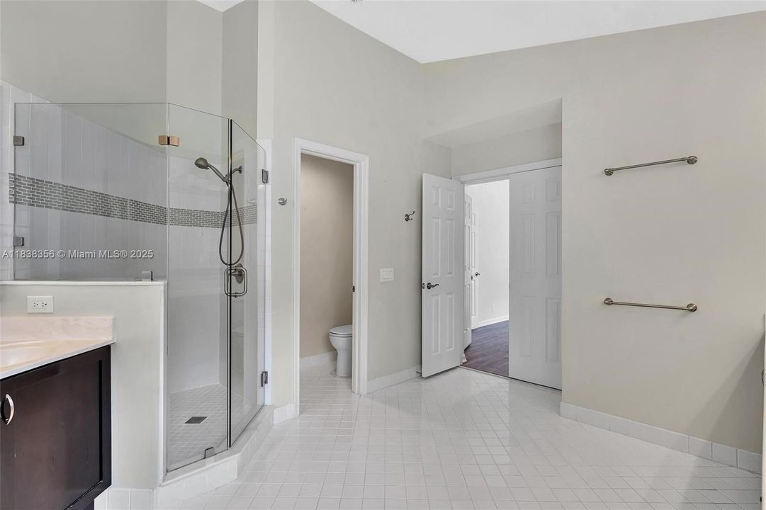 Activo con contrato: $1,050,000 (5 camas, 3 baños, 2956 Pies cuadrados)