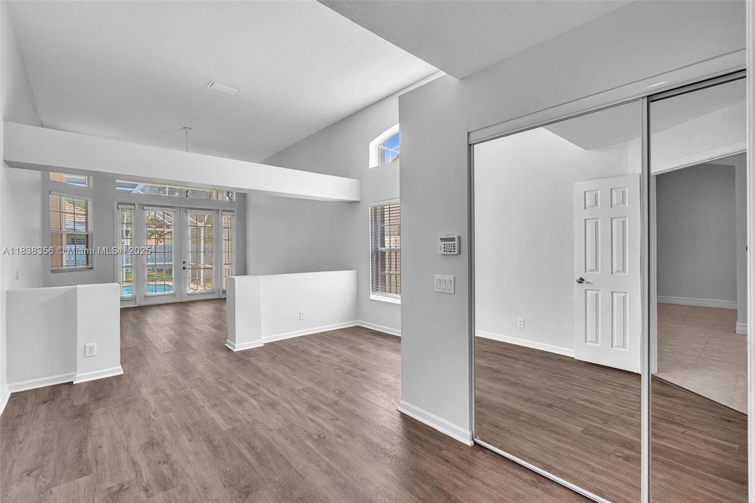 Activo con contrato: $1,050,000 (5 camas, 3 baños, 2956 Pies cuadrados)