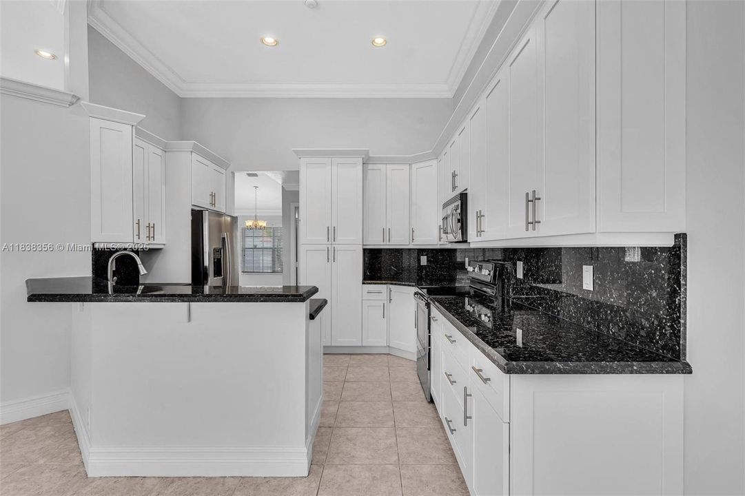 Activo con contrato: $1,050,000 (5 camas, 3 baños, 2956 Pies cuadrados)