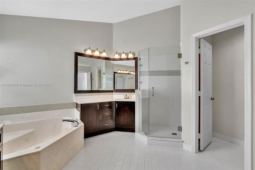 Activo con contrato: $1,050,000 (5 camas, 3 baños, 2956 Pies cuadrados)