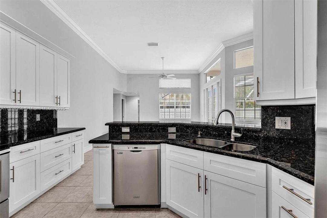 Activo con contrato: $1,050,000 (5 camas, 3 baños, 2956 Pies cuadrados)