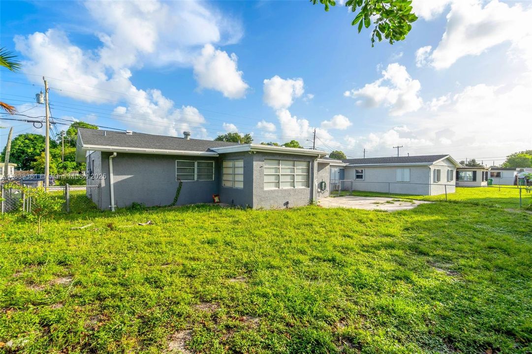 Recently Rented: $3,000 (3 beds, 2 baths, 1145 Square Feet)