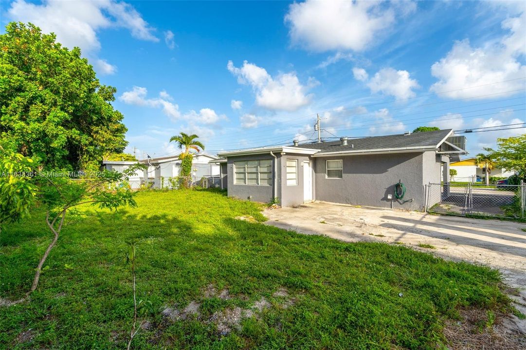 Recently Rented: $3,000 (3 beds, 2 baths, 1145 Square Feet)