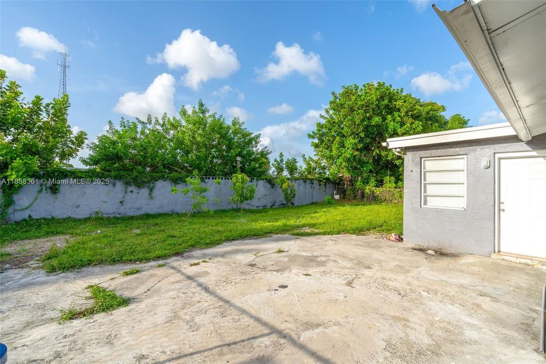 Recently Rented: $3,000 (3 beds, 2 baths, 1145 Square Feet)