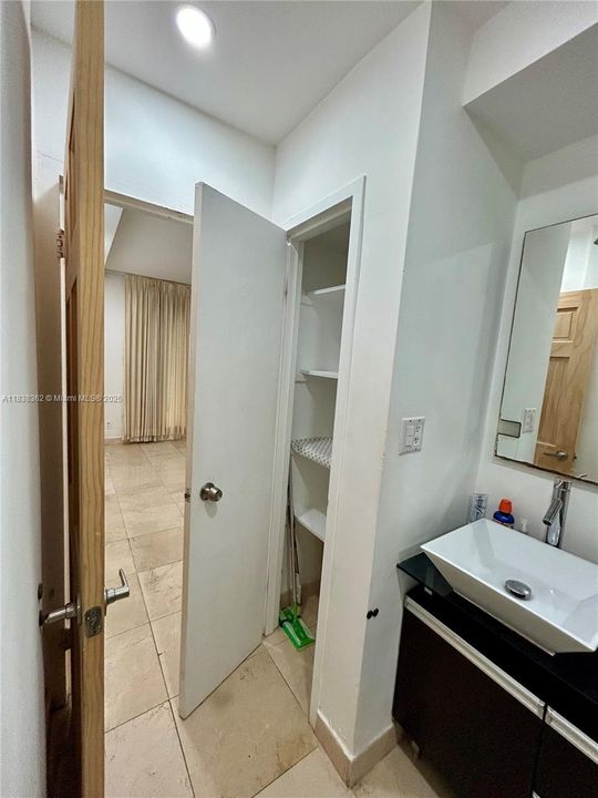 En Venta: $549,770 (2 camas, 2 baños, 980 Pies cuadrados)