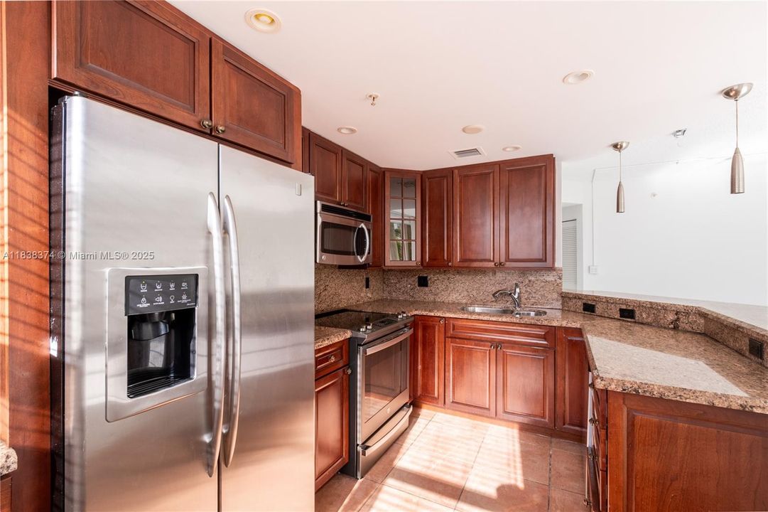 На продажу: $529,900 (2 спален, 2 ванн, 1230 Квадратных фут)