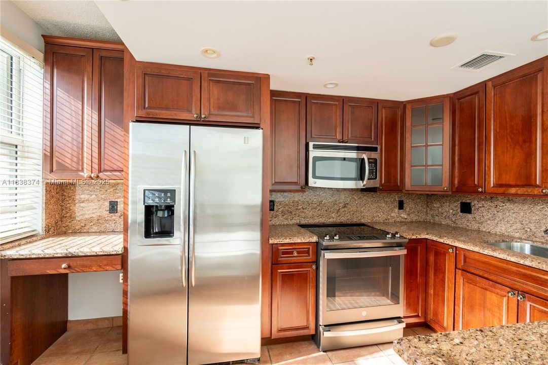 На продажу: $529,900 (2 спален, 2 ванн, 1230 Квадратных фут)