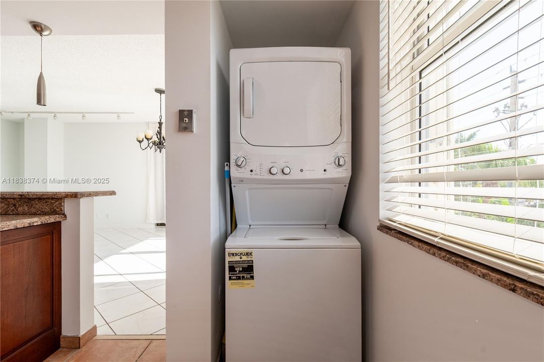 На продажу: $529,900 (2 спален, 2 ванн, 1230 Квадратных фут)