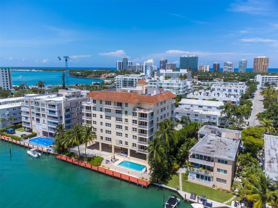 На продажу: $529,900 (2 спален, 2 ванн, 1230 Квадратных фут)