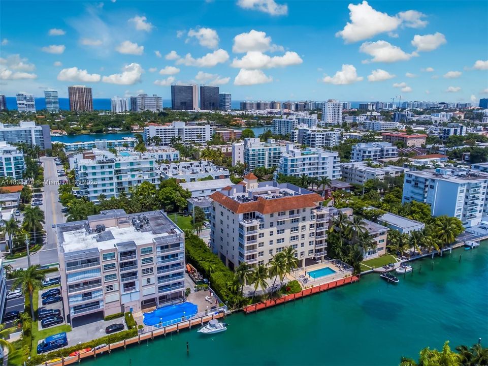 На продажу: $529,900 (2 спален, 2 ванн, 1230 Квадратных фут)