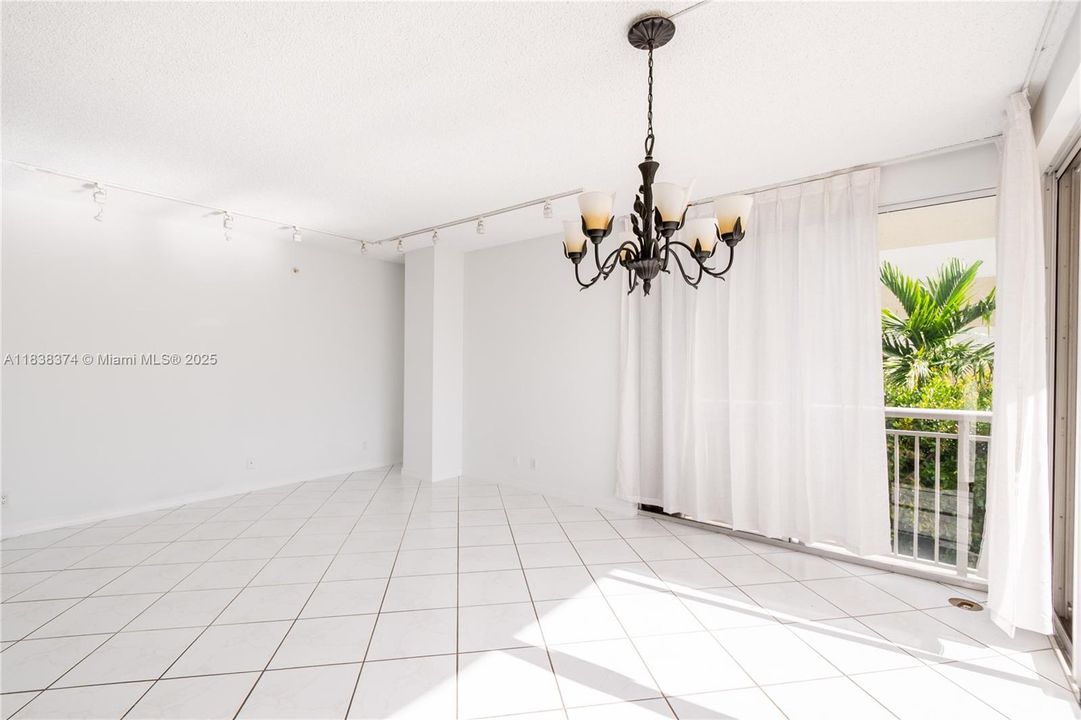 На продажу: $529,900 (2 спален, 2 ванн, 1230 Квадратных фут)