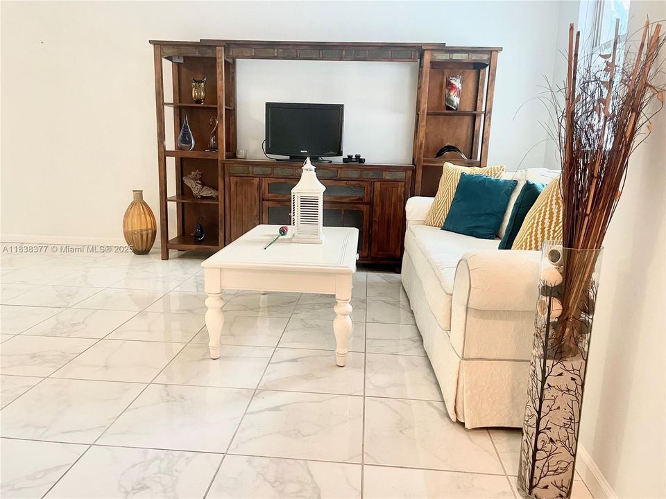 Recently Rented: $2,100 (1 beds, 1 baths, 816 Square Feet)