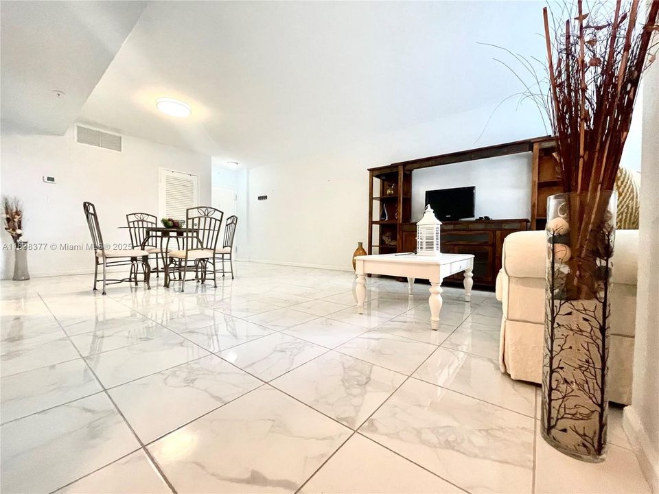 Recently Rented: $2,100 (1 beds, 1 baths, 816 Square Feet)