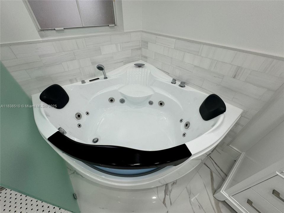 Empava 59" Alcove Whirlpool Inline Heater LED Tub