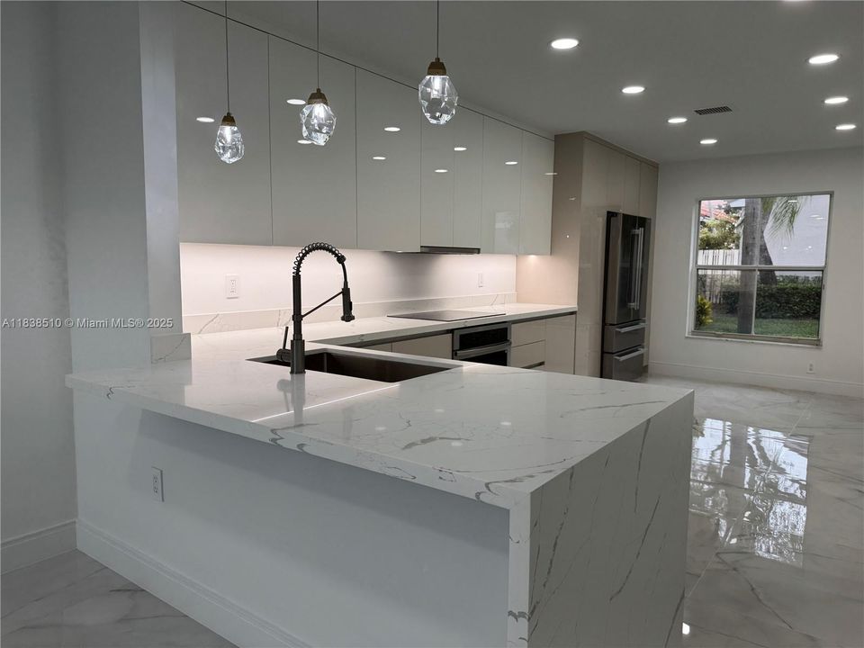 All New! High-end finishes and appliances