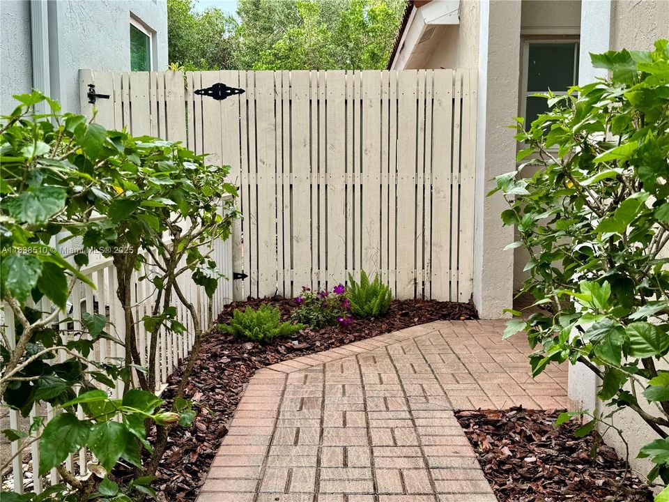 待售: $799,000 (4 贝兹, 2 浴室, 2022 平方英尺)