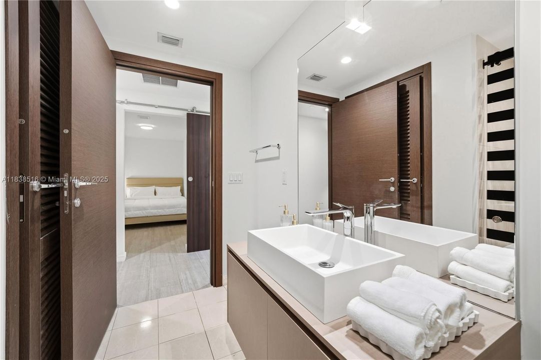 Под контрактом: $975,000 (1 спален, 2 ванн, 1022 Квадратных фут)