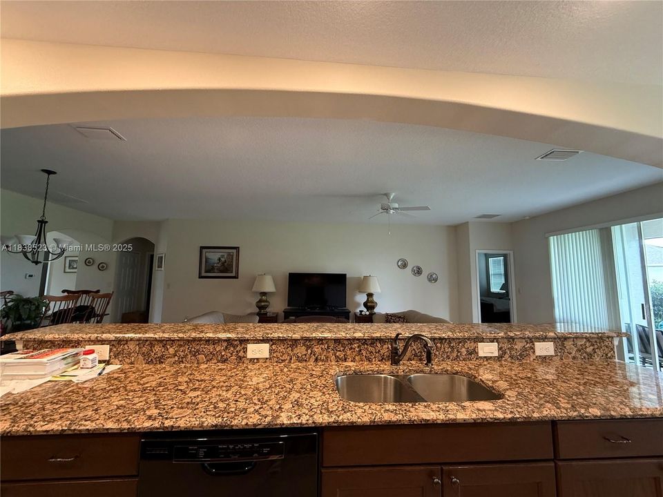 待售: $410,000 (3 贝兹, 2 浴室, 1948 平方英尺)