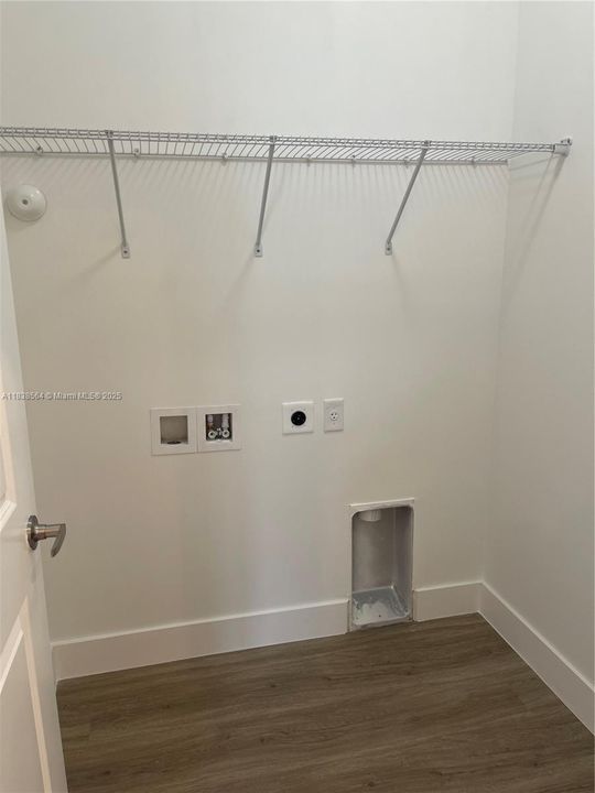 合同活跃: $3,000 (4 贝兹, 3 浴室, 0 平方英尺)