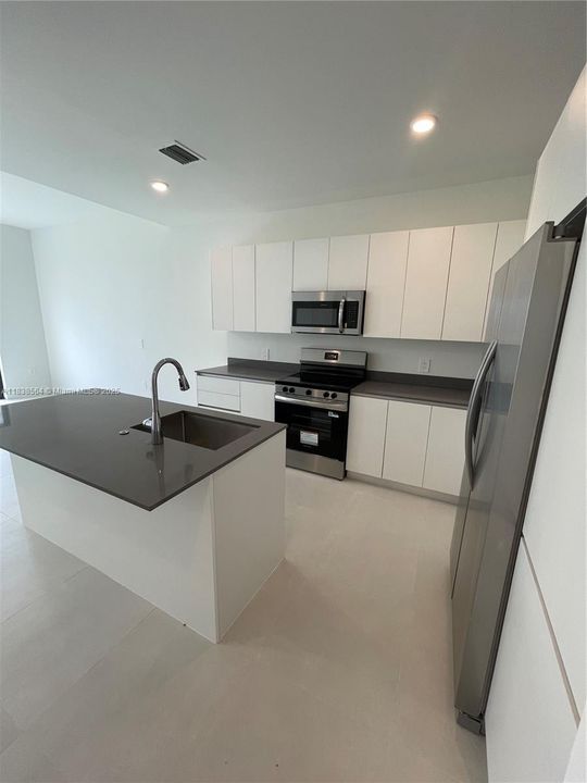 合同活跃: $3,000 (4 贝兹, 3 浴室, 0 平方英尺)