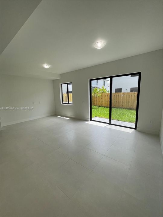 合同活跃: $3,000 (4 贝兹, 3 浴室, 0 平方英尺)