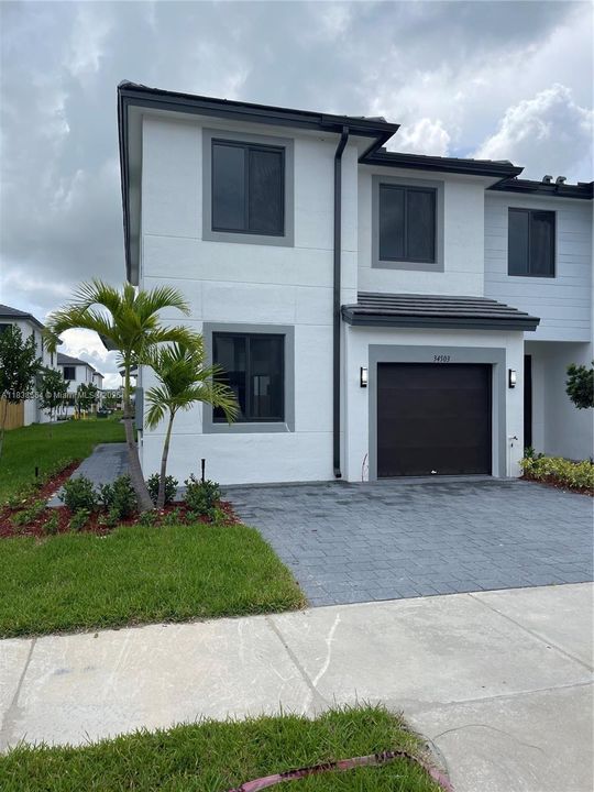 合同活跃: $3,000 (4 贝兹, 3 浴室, 0 平方英尺)