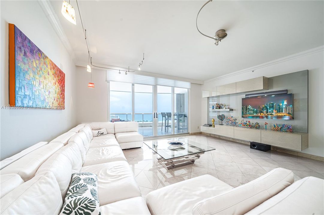 For Sale: $1,295,000 (3 beds, 2 baths, 2440 Square Feet)