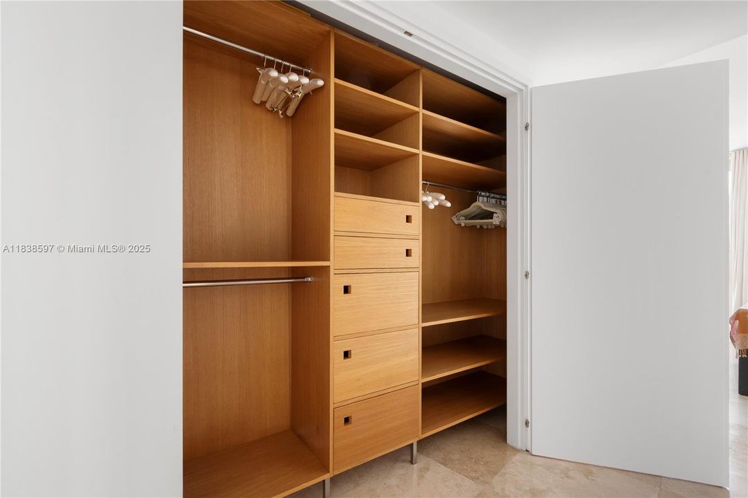 最近售出: $4,095,000 (3 贝兹, 3 浴室, 2145 平方英尺)