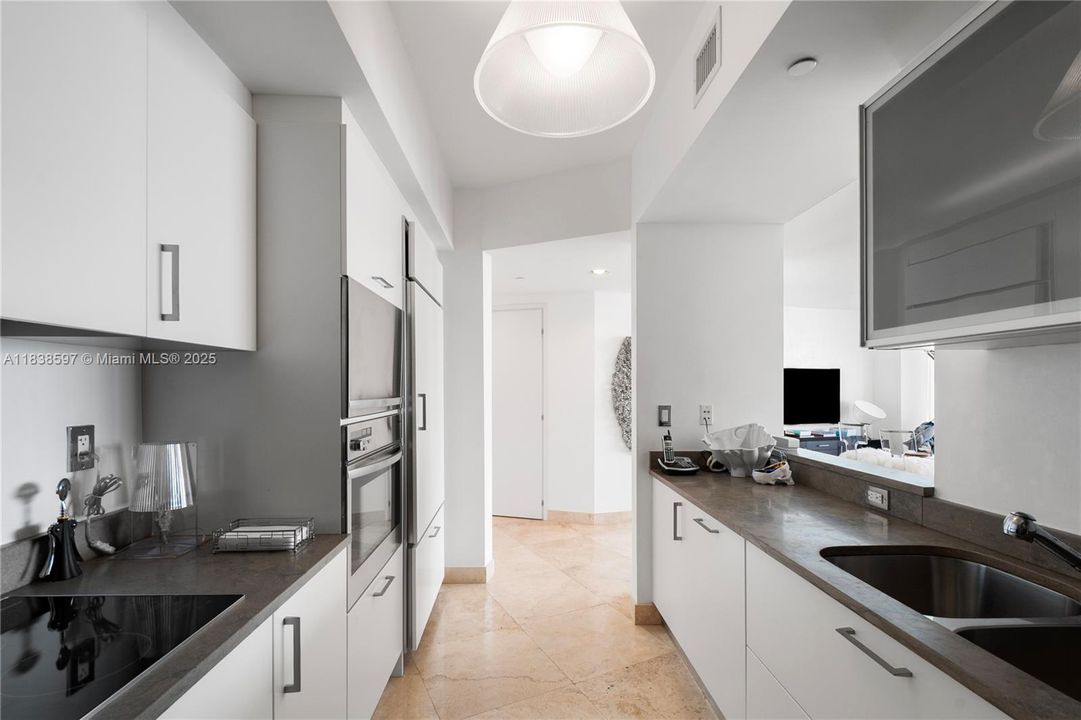 最近售出: $4,095,000 (3 贝兹, 3 浴室, 2145 平方英尺)