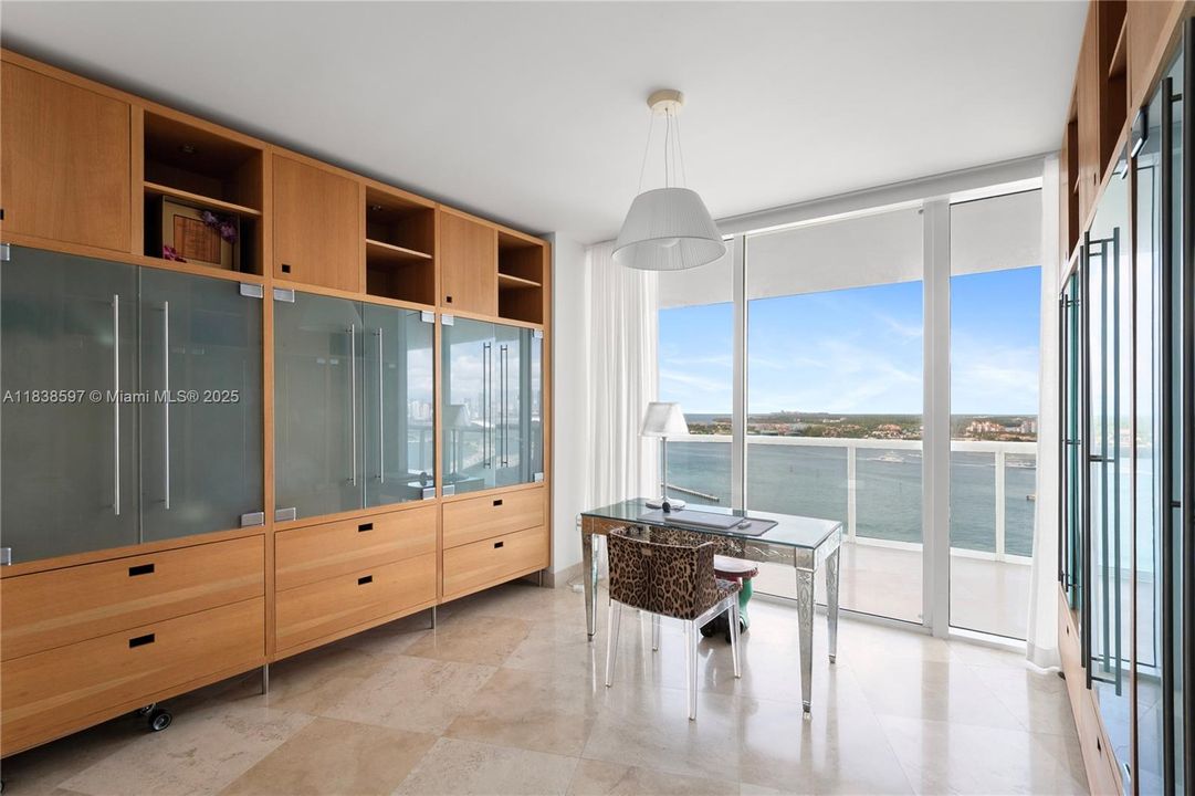 最近售出: $4,095,000 (3 贝兹, 3 浴室, 2145 平方英尺)