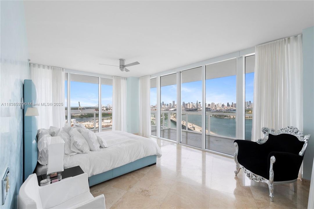 最近售出: $4,095,000 (3 贝兹, 3 浴室, 2145 平方英尺)