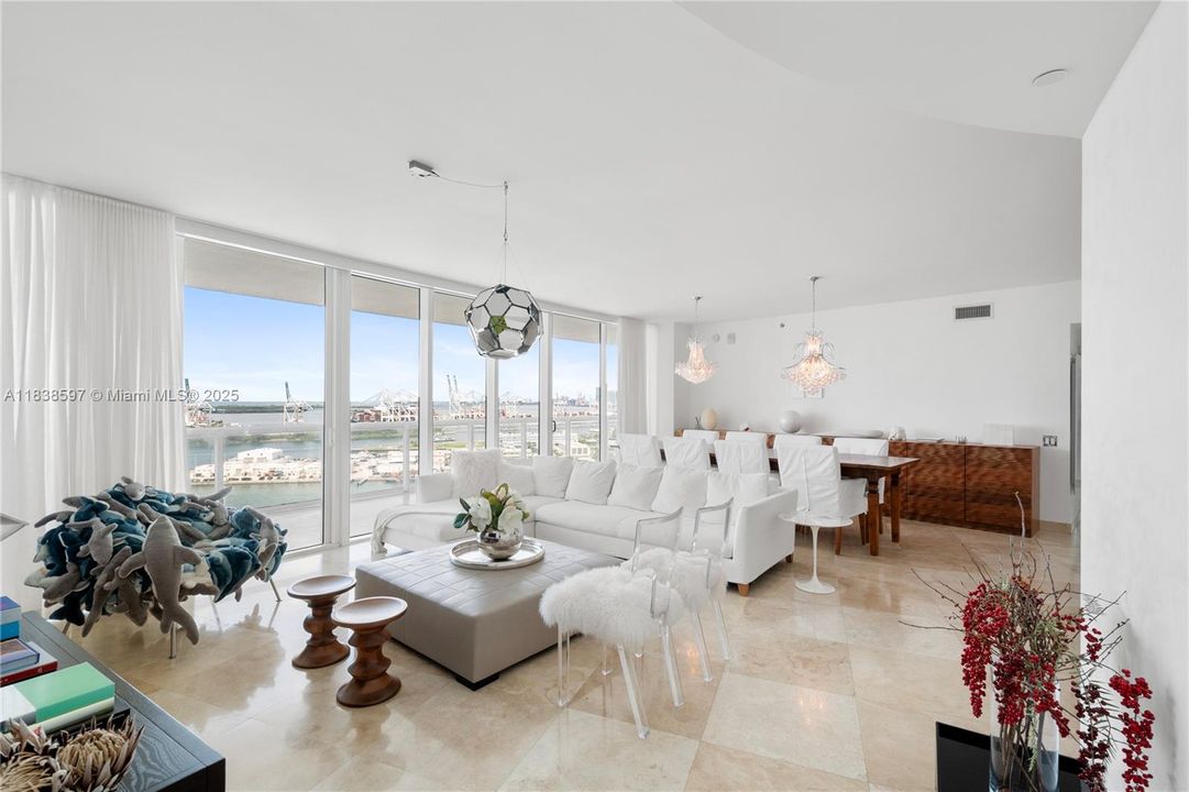 最近售出: $4,095,000 (3 贝兹, 3 浴室, 2145 平方英尺)