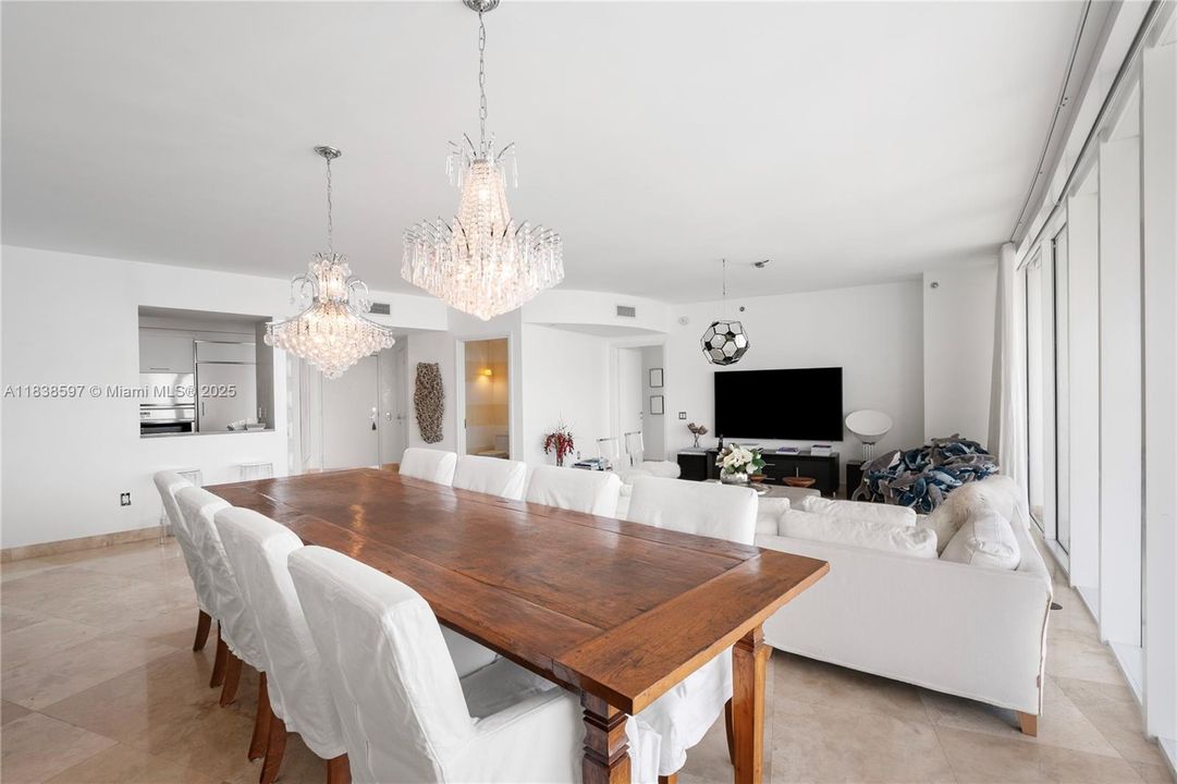 最近售出: $4,095,000 (3 贝兹, 3 浴室, 2145 平方英尺)