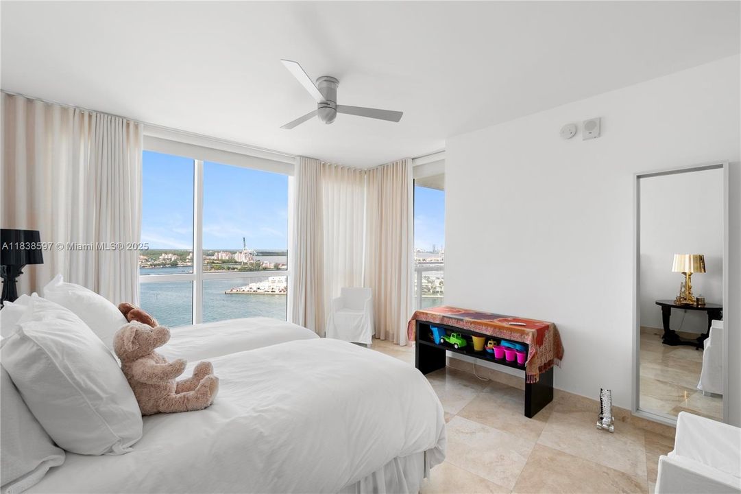 最近售出: $4,095,000 (3 贝兹, 3 浴室, 2145 平方英尺)