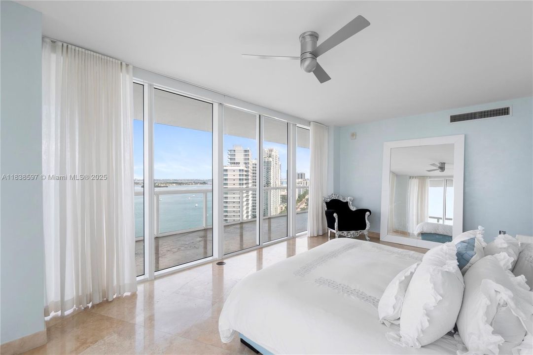 最近售出: $4,095,000 (3 贝兹, 3 浴室, 2145 平方英尺)